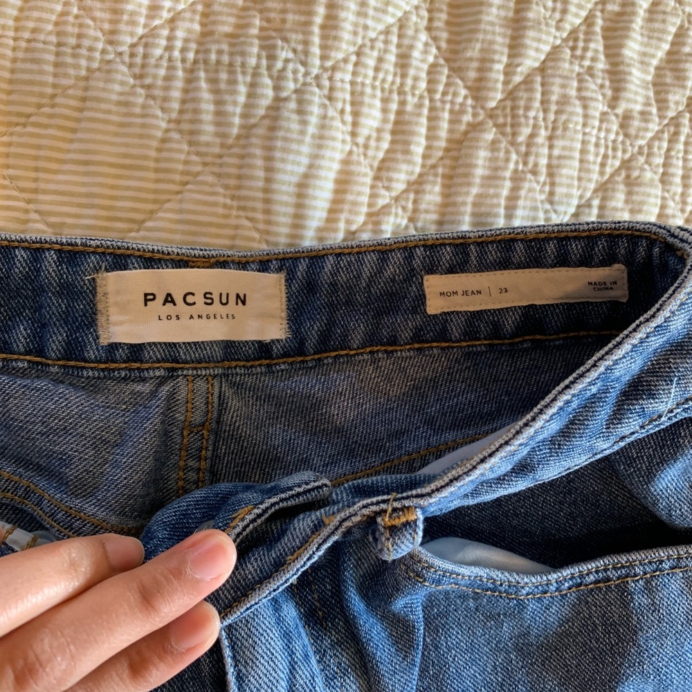 Mom Jeans - Picture 2 of 3